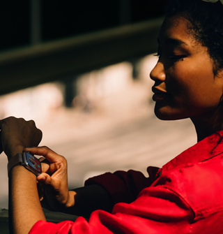 Une personne reçoit un appel téléphonique sur son Apple Watch Series 11