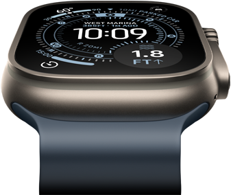 Apple Watch Ultra 3 inclinée vers l’avant, boîtier en titane naturel, boussole sur le cadran Orientation, Bracelet Ocean bleu maritime