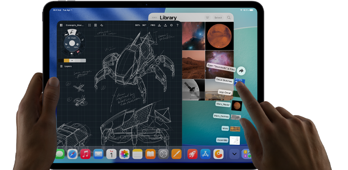 iPad Pro, noir sidéral, main gauche tenant l’appareil, main droite montrant un geste de pointage pour manipuler plusieurs fenêtres d’apps ouvertes, une app de dessin avec des croquis de designs mécaniques, une photothèque montrant des images de planètes et de l’espace, des fichiers en éventail dans le dossier Téléchargements