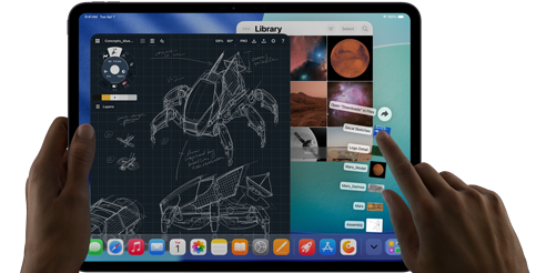 iPad Pro, noir sidéral, main gauche tenant l’appareil, main droite montrant un geste de pointage pour manipuler plusieurs fenêtres d’apps ouvertes, une app de dessin avec des croquis de designs mécaniques, une photothèque montrant des images de planètes et de l’espace, des fichiers en éventail dans le dossier Téléchargements